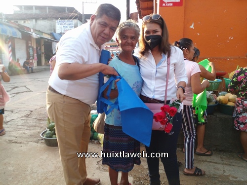 Alcalde y presidenta del DIF llevan regalos a las madres en el mercado Huixtla
