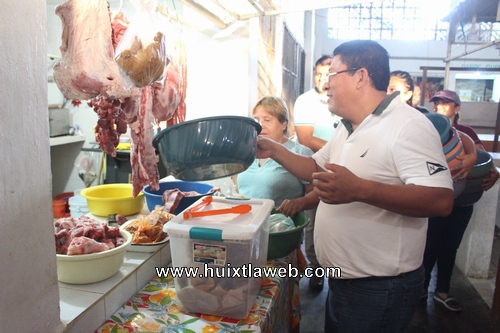 Visita Presidente Municipal Manuel de Jesús Cruz Coutiño a las mamás del  Mercado Municipal de Villa Comaltitlán