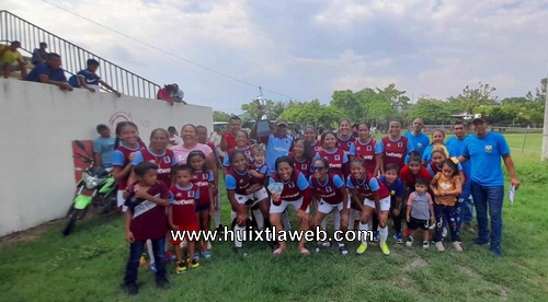 Finaliza con éxito la liga municipal de fútbol femenil en Comaltitlán