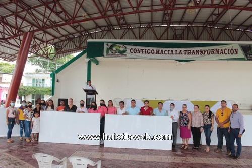 Entregan pizarrones a instituciones educativas de Villa Comaltitlán