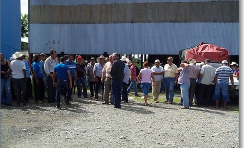 Campesinos invaden aceitera en villa Comaltitlán