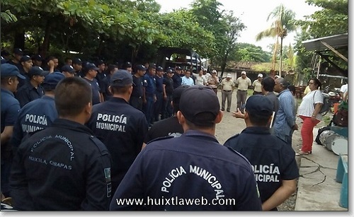 Por falta de uniformes y apoyos de manifiestan policía municipales en Huixtla