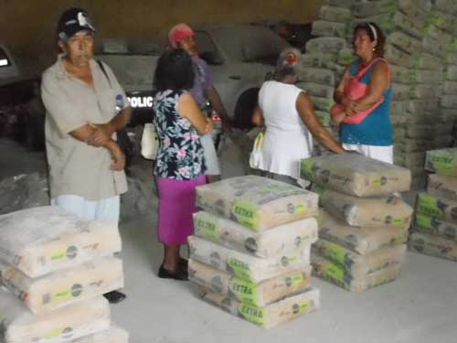 Reciben apoyos afectados por el sismo en Huixtla