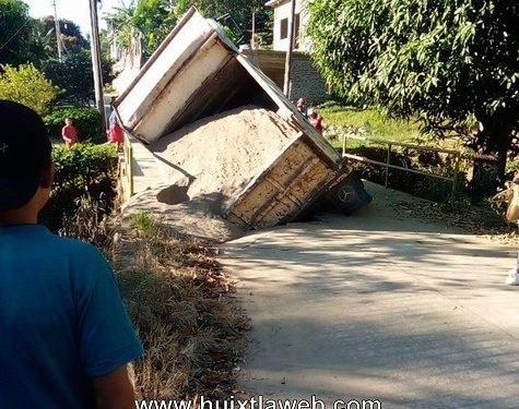 En Tuzantán colapsa puente al pasar camión de volteo