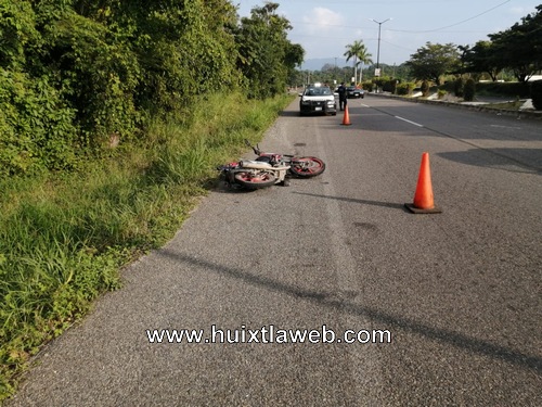 Graves motociclistas tuzantecos arrastrados casi 100 metros por un auto