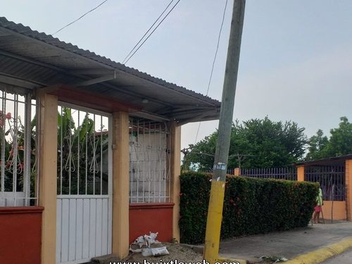 Colectivo choca contra poste de Telmex en la obrera