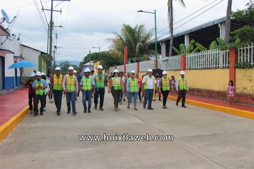 Entrega gobierno municipal obra de pavimentación de calle en Barrio Santa Lucia