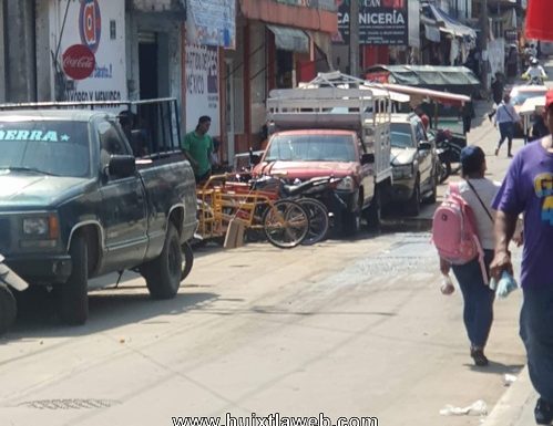 Tienda comercial se apodera de la calle en Huixtla