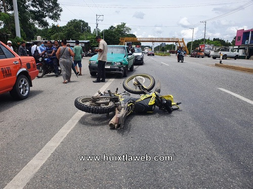 Motociclista es atropellado por taxi de Acapetahua desvió Xochiltepec