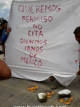 Migrantes de diversas naciones bloquean carretera Huixtla a Villa Comaltitlán