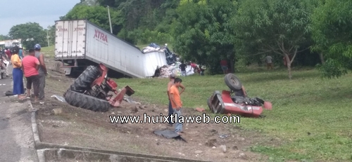 Tráiler arrolla a tractor en Acacoyagua, un lesioando