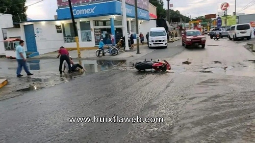 Motociclista se lesiona al caer a un bache – 